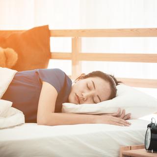 Quando dormimos, a atividade cerebral fica mais lenta, mas não completamente inexistente, daí os sonhos. © sirikorn, Fotolia