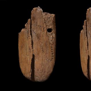 Um pingente de marfim de mamute decorado com pontuações foi descoberto em uma caverna na Polônia e datado de 41 mil anos atrás. © Antonio Vazzana, Laboratório BONES