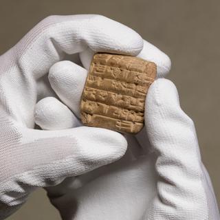 L'une des nombreuses tablettes d'argile gravées de caractères cunéiformes, désormais déchiffrés par l'IA. © Maike Glöckner, Uni Halle