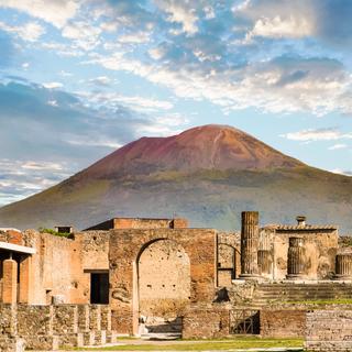As ruínas de Pompéia e Vesúvio ao fundo. © dbvirago, Adobe Stock