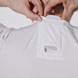 Disponible en tailles S, M et L, le T-Shirt et le boîtier sont vendus aux alentours de 100 euros. © Sony