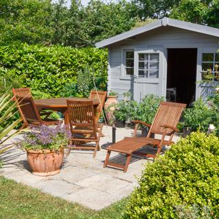 Découvrez notre sélection des salons de jardin incontournables pour aménager votre espace extérieur  © oceane2508, Adobe Stock