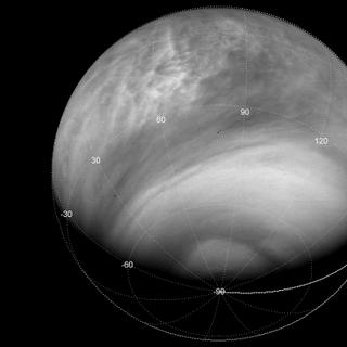 Vénus imagée par la caméra VMC de la sonde européenne Venus Express avec un filtre ultraviolet à 365 nm, à quelque 33.000 km de distance. Les détails visibles en UV se déplacent entre deux images successives, ce qui permet de mesurer la vitesse du vent, principalement orientée d’est en ouest (de droite à gauche sur l’image). © Esa