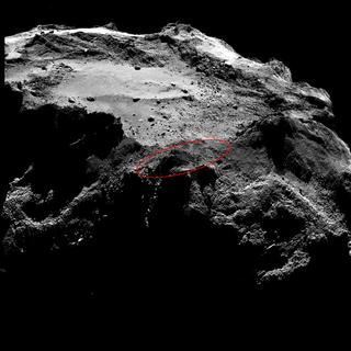 Image de Rosetta prise par Osiris-Nac le 13 décembre 2014 et utilisée par les scientifiques pour rechercher Philae. Dans cette région du petit lobe de la comète 67P/Churyumov-Gerasimenko, on reconnaît la dépression nommée Hatmehit où se situe Agilkia, le site d’atterrissage initial. Après plusieurs rebonds, le robot a dérivé et s’est vraisemblablement posé quelque part dans la région marquée par l’ellipse rouge. Cette zone désignée Bastet est actuellement plongée plus de 11 heures dans l’obscurité sur les 12,4 heures que dure la rotation de l’astre. Mesurant 1 m de large, Philae n’occupe que 3 pixels sur ce cliché. Cliquez ici pour obtenir l’image en haute résolution (3 Mo). © Esa, Rosetta, MPS, UPD, LAM, IAA, SSO, INTA, UPM, DASP, IDA