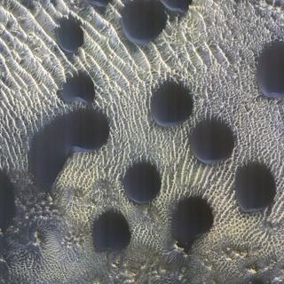 Marte é pontilhado de dunas com formas às vezes estranhas. © NASA, JPL-Caltech, UArizona