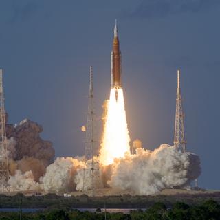 Neste dia 2 de abril, às 12h34, o foguete Artemis II finalmente decolou de sua plataforma de lançamento na Flórida, marcando o início de uma missão histórica. © NASA, Bill Ingalls