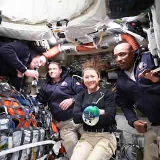 Os quatro astronautas da missão Artemis II deram a sua primeira conferência de imprensa a partir do espaço, enquanto a sua nave se dirige agora em direção à Lua. © captura de tela, NASA