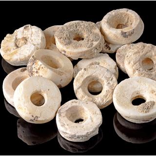 Centenas de milhares de pérolas encontradas em um cemitério na Espanha. © García Sanjuán et al. 2025, Avanços da Ciência