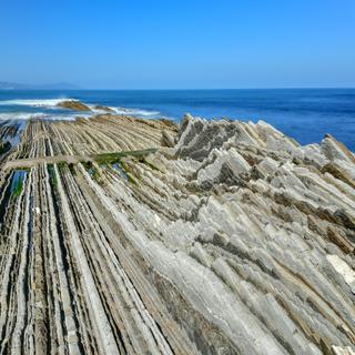 Os Zumaia Flyschs, na Espanha, são um dos 100 sítios listados como patrimônio geológico da Terra. © Emilio Sanchez, Pexels