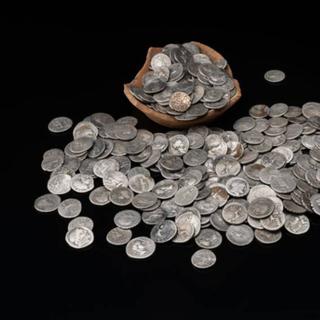 Parte do tesouro encontrado em 2023, retratado aqui, representa uma oportunidade incrível para pesquisadores que estudam as conquistas romanas na Inglaterra. ©UCL