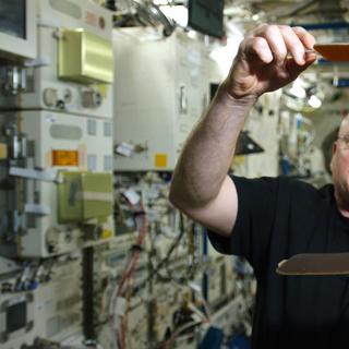 Jouer au ping-pong avec une balle d&#39;eau dans l&#39;espace