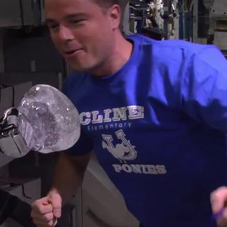 À bord de l&#39;ISS, de l&#39;eau en impesanteur amuse les astronautes