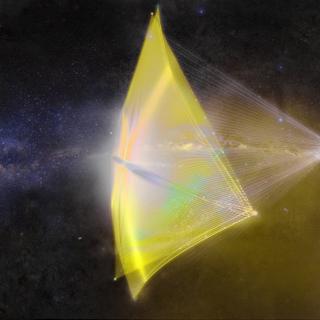 Une vue d'artiste de la voile photonique propulsée par des faisceaux laser du projet Breakthrough Starshot. Elle emporte une sonde miniaturisée équipée d'un générateur électrique minuscule contenant un radio-isotope et qui alimentera une source laser tout aussi minuscule. La voile recevant la poussée laser en provenance de la Terre servira donc aussi d'antenne pour réémettre en direction de notre planète les images et les données que la sonde aura collectées lors de son bref passage, une heure seulement !, dans le système stellaire d'Alpha du Centaure. Le projet prévoit un grand nombre de sondes car, à une elle vitesse, les chocs avec les grains de poussières interplanétaires et interstellaires pourraient être fatals. © Breakthrough Starshot