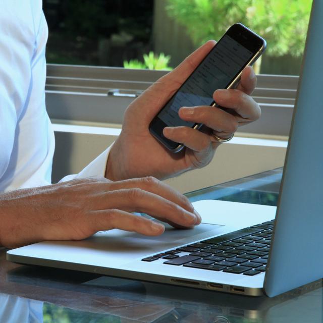 Afficher l&#39;écran d&#39;un smartphone sur une TV. © Rostichep, Adobe Stock