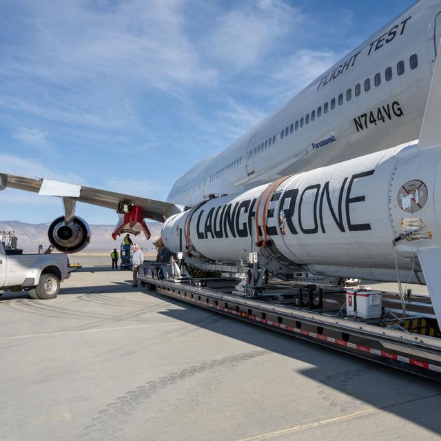 Jonction de la fusée LauncherOne sous l&#39;aile du Boeing 747 modifié « Cosmic Girl ».&amp;nbsp;© Virgin Orbit