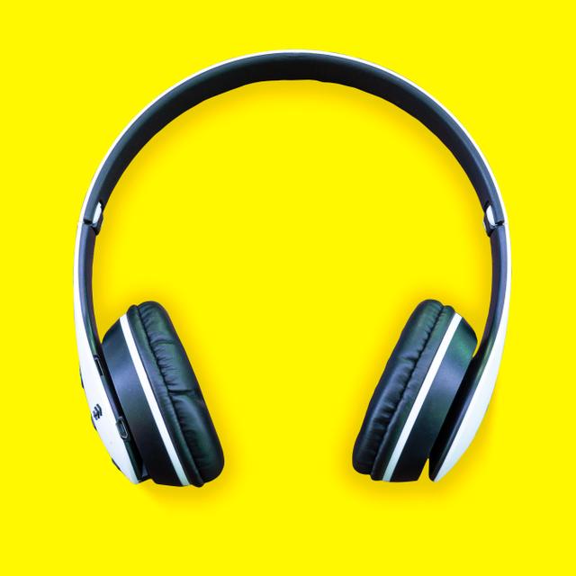 Connecter un casque audio à un téléviseur. © banjongseal956, Adobe Stock