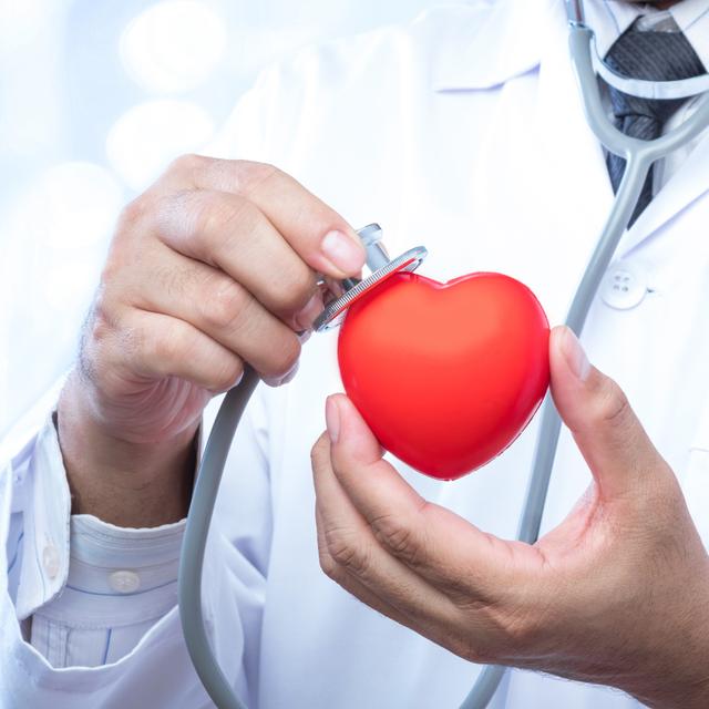 Médecin spécialisé dans la maladies cardiovasculaires, le cardiologue sait repérer les anomalies et proposer les soins adaptés aux personnes souffrants de maladies cardiaques. © suthisak, Adobe Stock
