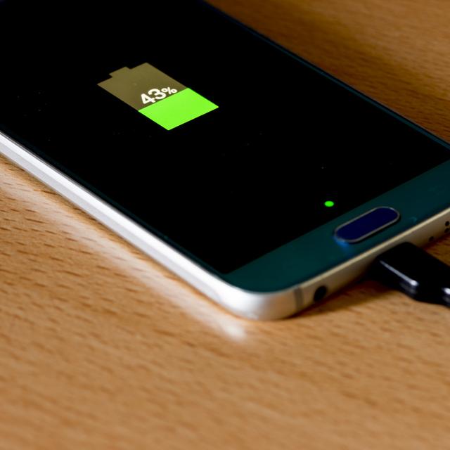 Laisser brancher son téléphone même lorsque la batterie est pleine diminue son temps de vie. © vicenfoto, Fotolia&amp;nbsp;