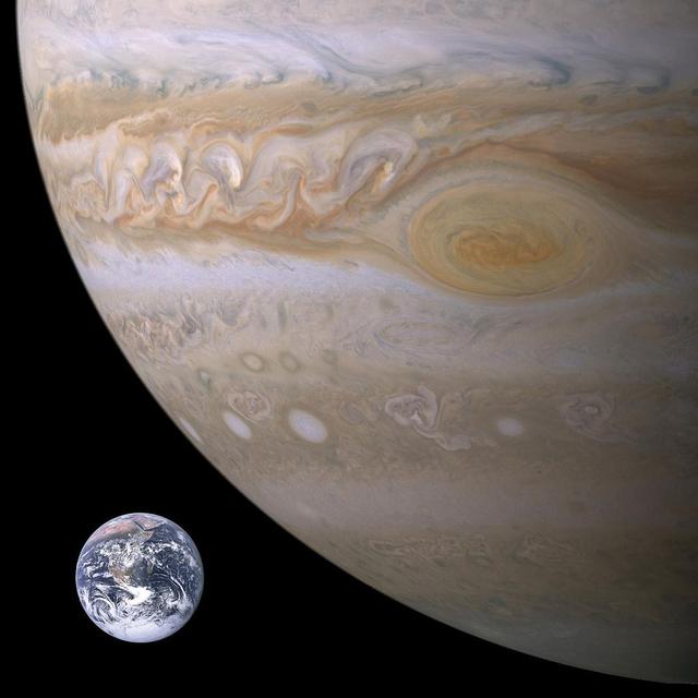 On savait déjà que Jupiter avait protégé notre Planète d&#39;un trop grand nombre de collisions avec des comètes ou des astéroïdes de grandes tailles. Cela aurait permis à la vie d&#39;exister et d&#39;évoluer vers les formes complexes que nous connaissons. Il semblerait maintenant que l&#39;existence même de la Terre, plus précisément le fait qu&#39;elle ne soit pas une superterre, soit également due à Jupiter. © Nasa