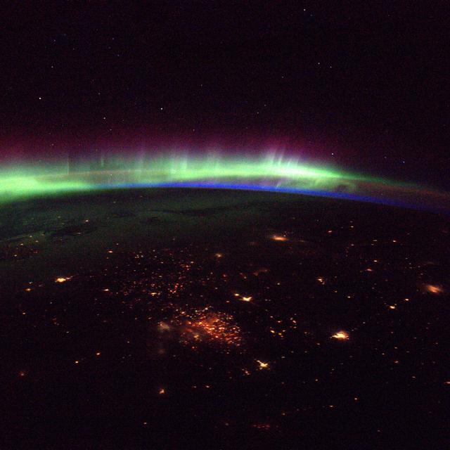 « La vue de nuit est tout simplement magnifique ces derniers temps : peu de nuages, des aurores intenses. Je ne peux pas détourner le regard des fenêtres » Thomas Pesquet. ©&amp;nbsp;ESA/NASA
