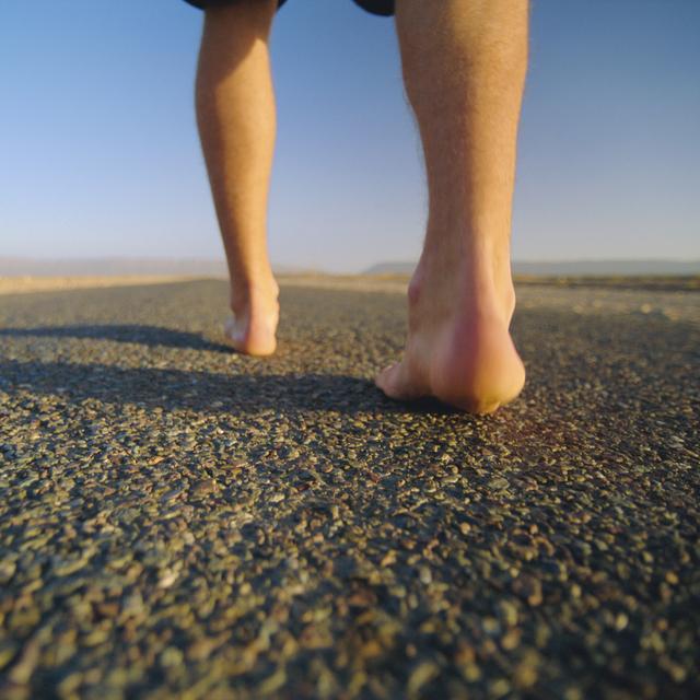 Appliquée sur la zone atteinte, une fine rondelle de pomme de terre peut soulager et soigner une ampoule au pied. © Phovoir