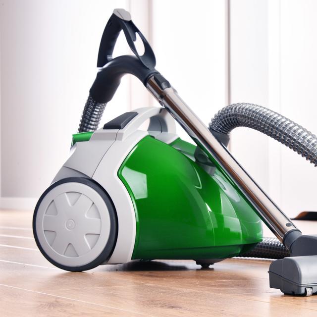 Découvrez comment nettoyer le filtre d&#39;un aspirateur sans sac. © monticellllo, Adobe Stock