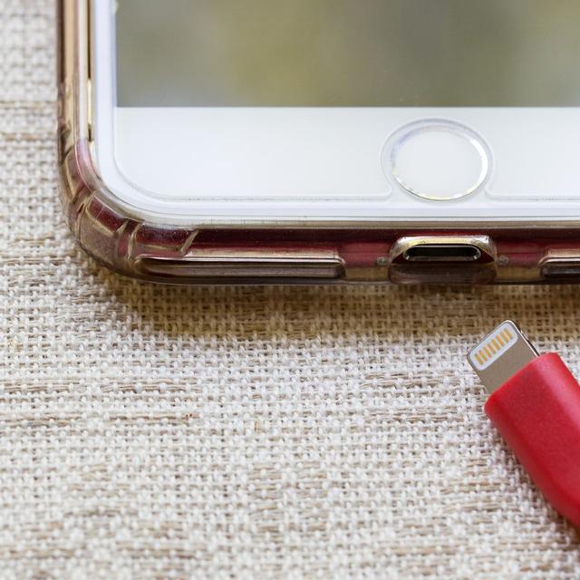 Un hacker a réussi à pirater un ordinateur simplement à l'aide d'un câble pour recharger un smartphone. © mhoppsy, Pixabay