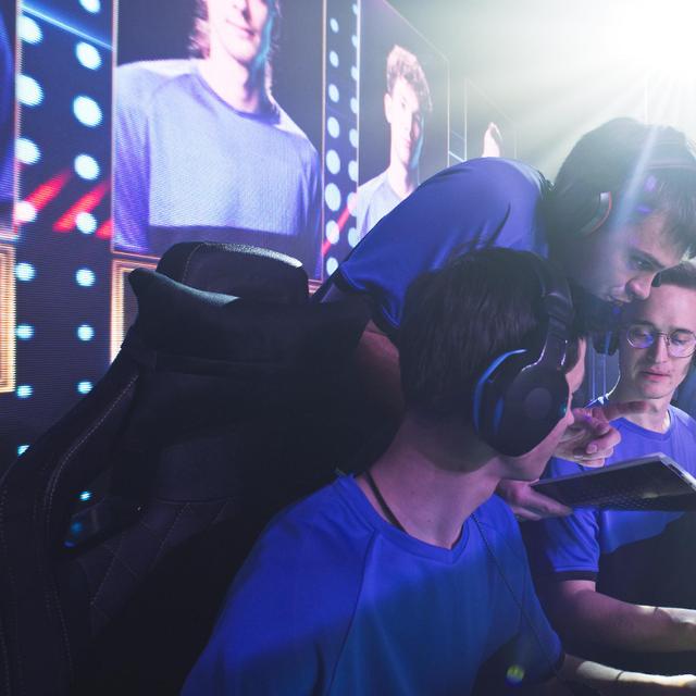 Le coach esport accompagne ses joueurs avant, pendant et après une compétition afin de les encadrer et de les pousser à donner le meilleur d&#39;eux-même.&amp;nbsp;©&amp;nbsp;Framestock, Adobe Stock.