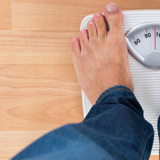 Un pèse-personne indique le poids, mais comme il est calibré pour fonctionner sur&amp;nbsp;Terre, ce poids est automatique traduit en kilogrammes, soit en une masse. © Andery_popov, Shutterstock