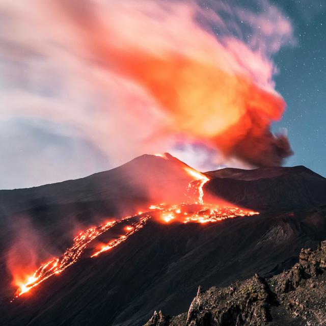 Éruption du volcan Etna avec fumée et coulée de lave, la nuit. © Fernando, Adobe Stock&nbsp;