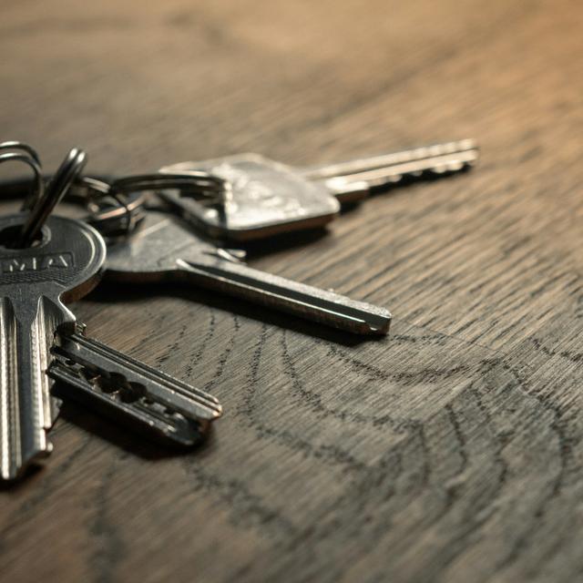 Pourquoi publier une simple photo de vos clés de maison sur les réseaux sociaux permet à un cambrioleur d'entrer chez vous sans effraction ?