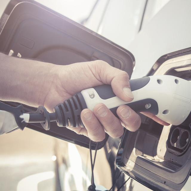 Voiture hybride ou électrique ? La recherche du meilleur compromis pour polluer moins, tout en se déplaçant sans entrave n&#39;est pas si évidente. © Bizoo_n, Fotolia