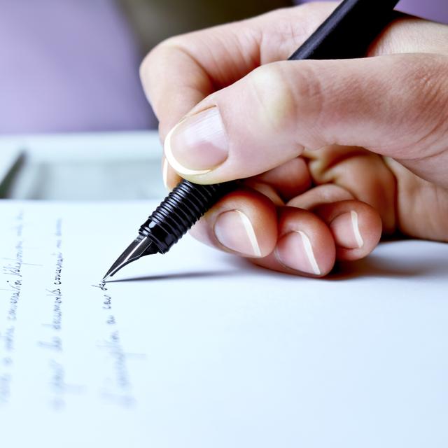 L'écriture manuscrite des lettres est la meilleure technique pour apprendre à lire. © Michael Nivelet, Adobe Stock