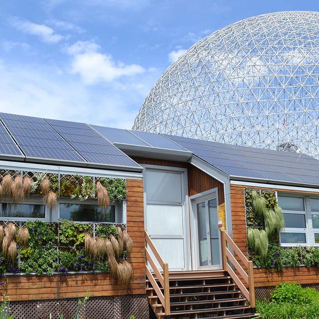 Maison solaire écologique sur l’île de Sainte-Hélène. Cette maison solaire écologique se trouve au Canada, sur l’île de Sainte-Hélène. Elle a été conçue par des étudiants (université McGill, université de Montréal et École de technologie supérieure) dans le cadre du Solar Decathlon, une compétition universitaire internationale créée en 2002 par le département de l’Énergie des États-Unis. © Benoit Rochon, Wikimedia Commons, CC by 3.0