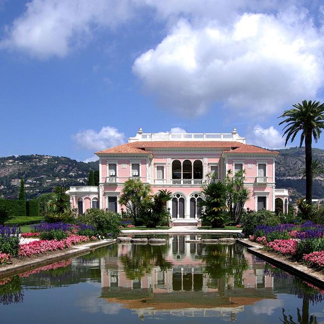 Les merveilleux jardins de la Villa Ephrussi de Rothschild. La villa Ephrussi de Rothschild surplombe la Méditerranée comme un navire entouré de jardins à thèmes. Ils sont attribués aux architectes-paysagistes Achille Duchêne et Harold Peto. Il existe&amp;nbsp;un jardin à la française ; un jardin espagnol ; un jardin florentin ; un jardin japonais ; un jardin de Sèvres ; un jardin provençal ; un jardin exotique ; un jardin lapidaire.La villa possède aussi une roseraie regroupant 100 variétés de roses dont l’une porte aujourd’hui le nom de la baronne. Il y avait un zoo, aujourd&#39;hui disparu, qui réunissait des perruches, des singes, des mangoustes, des gazelles, des antilopes, des flamants roses…&amp;nbsp;L&#39;ensemble possède des vestiges archéologiques, des patios, des pergolas, des cascades, des bassins, des palmiers, des parterres fleuris, des jacinthes d’eau, des papyrus géants, des bambous…&amp;nbsp;© Berthold Werner, Wikimedia Commons, CC by-sa 3.0