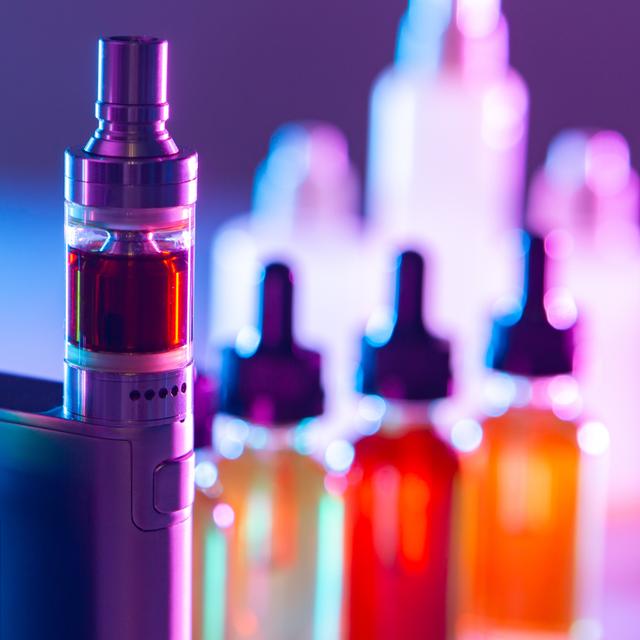 La cigarette électronique est un dispositif permettant aux fumeurs de réduire leur consommation de tabac, bien que ses effets sur la santé à long terme ne soient pas encore connus. © Grispb, Adobe Stock&nbsp;