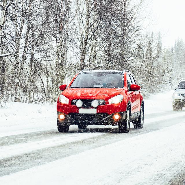La neige pourra compliquer les déplacements sur les routes à partir de vendredi, surtout à l'est de la France. © Roman Babakin, Adobe Stock