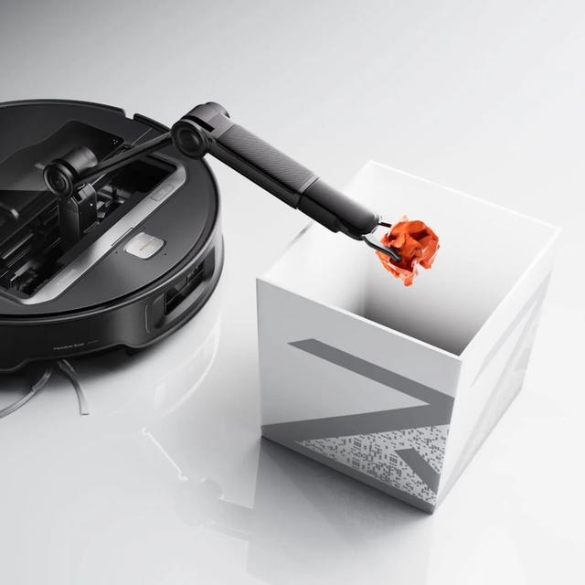 Avec son étonnant bras robotisé escamotable, le robot ramasse les objets qui traînent sur le sol. © Roborock