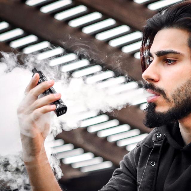 cigarette électronique indonésie Il est 20h. Des “vapoteuses zombies” inquiètent les autorités à Singapour.  Ces cigarettes électroniques contiennent de la dr0gue et rendent les jeunes  accros. @canellesab récap main image 0