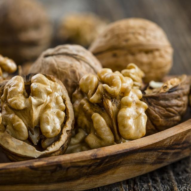 La noix est un fruit comestible à coque, ses cerneaux peuvent être mangés frais ou secs.&nbsp;© Ivan, Adobe stock