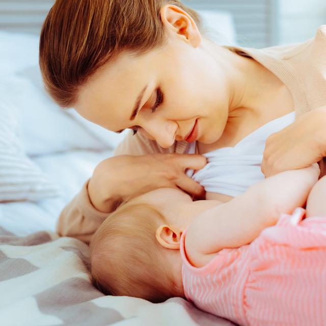 L&#39;allaitement maternel permet de donner au bébé le lait maternel, unique, que le lait industriel ne remplace pas. Les bénéfices sont à la fois pour le bébé et la mère. © Viacheslav Iakobchuk, Adobe Stock