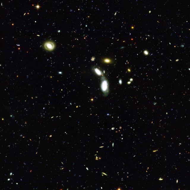 L’astrophysicien Hervé Dole s’intéresse beaucoup aux grandes structures de l’univers comme les amas de galaxies, leurs origines et évolution. Dans son livre Le côté obscur de l’univers, le chercheur évoque les grandes énigmes du XXIe siècle comme la nature de la matière noire et aussi celle de l’énergie noire. © Hubble, ESA, GOODS Team, M. Giavalisco (STScI)