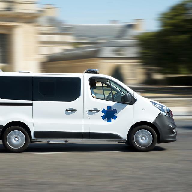 L’ambulancier est souvent en transit entre deux transports de patients, malades, accidentés ou handicapés. © pixel974, Fotolia.