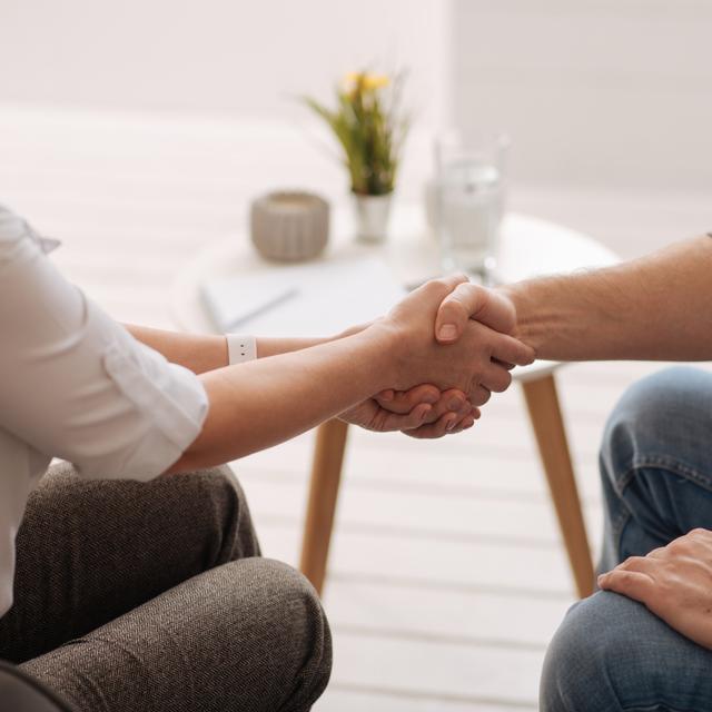  L’assistant social doit faire preuve d’empathie et être à l’écoute des personnes dont il a la charge. © Viacheslav lakobchuk, Fotolia.