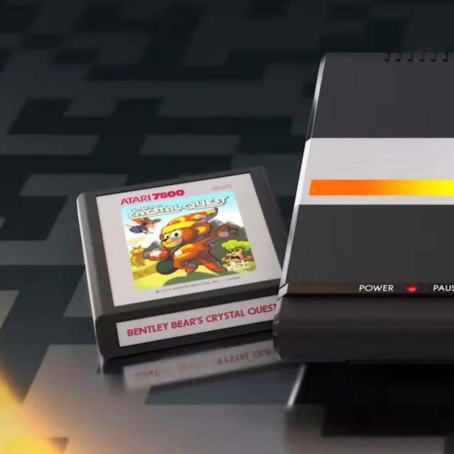 La nouvelle console Atari 7800+, qui fonctionne avec les cartouches de jeu des années 1980. © Atari