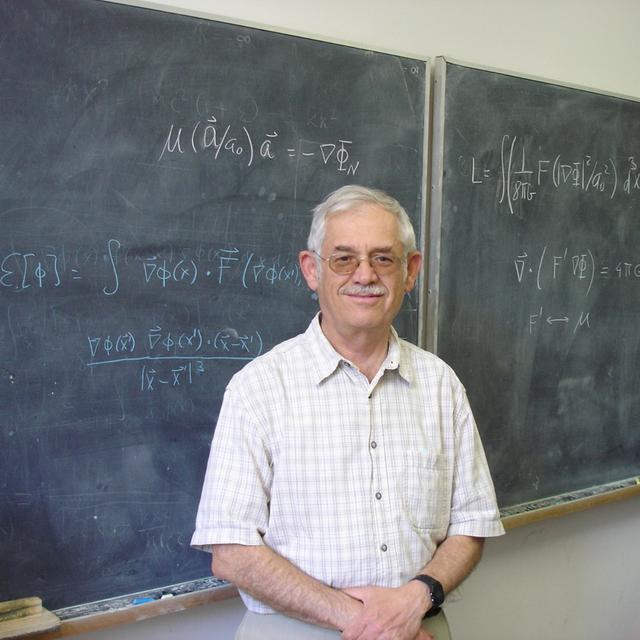  Le physicien Jacob Bekenstein était l&#39;élève de John Wheeler, à Princeton (États-Unis), lorsqu&#39;il découvrit que les trous noirs devaient posséder une entropie. Depuis lors, il s&#39;interrogeait sur la gravitation quantique et sur la théorie MOND comme le montre cette photo. © DP, Wikipédia