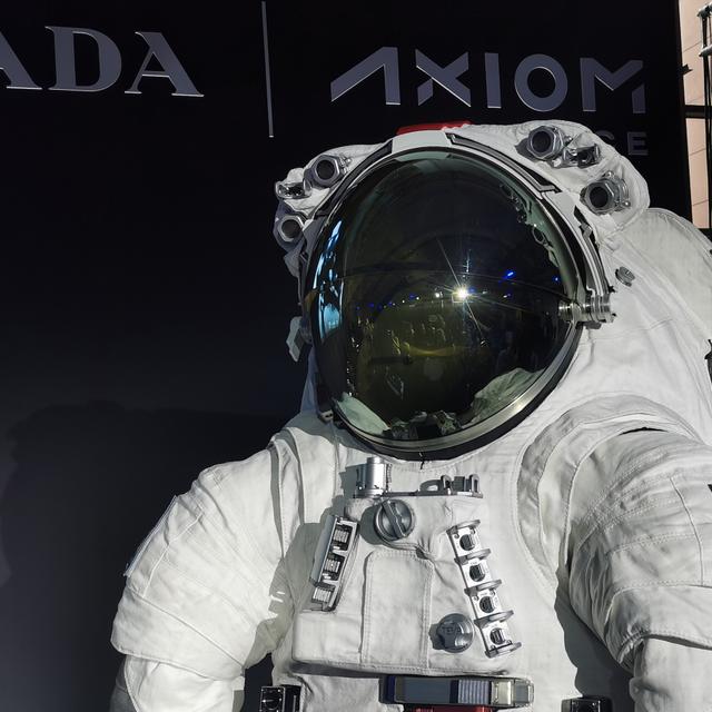 Face à la Lune, la combinaison lunaire des missions Artemis. © Daniel Chrétien, Futura