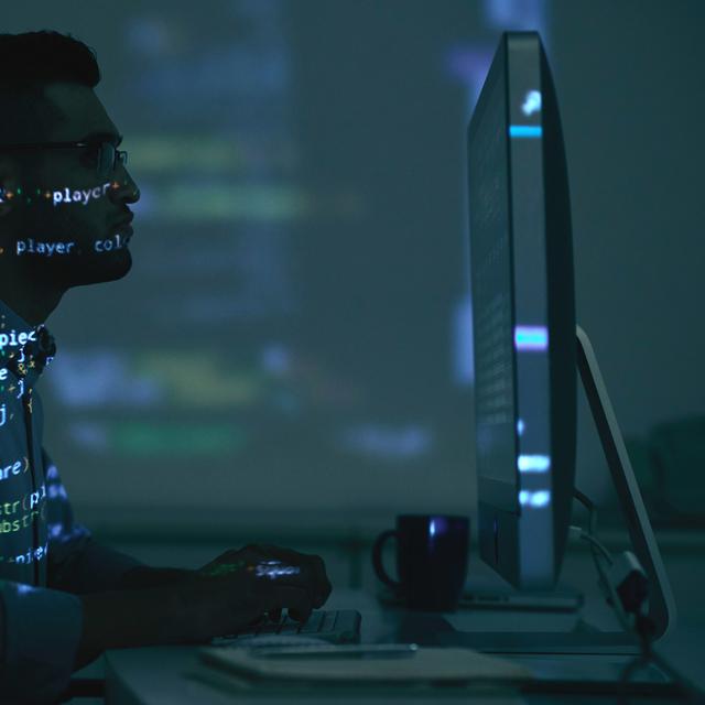 Le développeur allie compétences techniques et créativité. © DragonImages, Fotolia