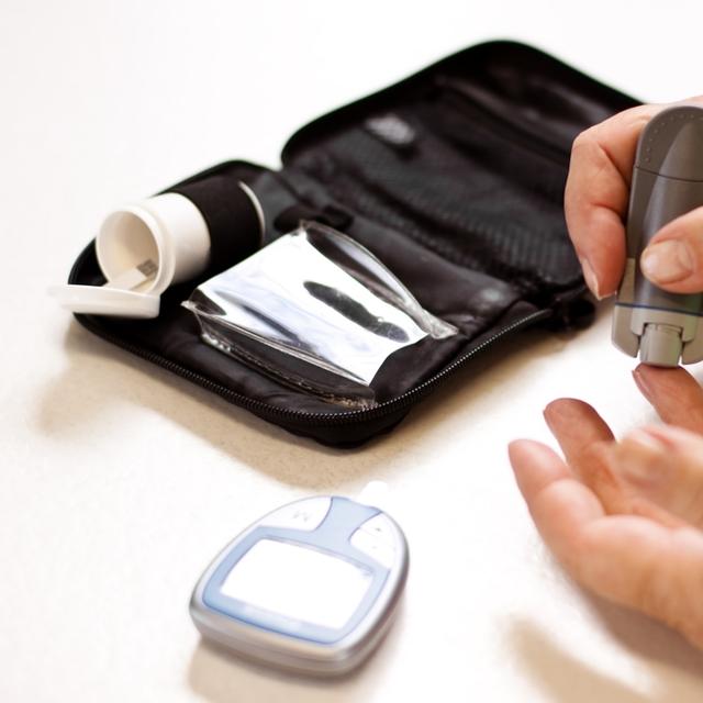 Le diabète, souvent causé par une alimentation trop riche et un manque d&#39;exercice,&amp;nbsp;touche de nombreuses personnes, dont trois millions en France.&amp;nbsp;© Miriam Doerr/shutterstock.com