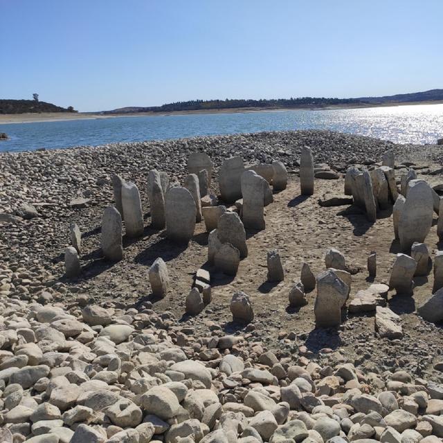 L'abaissement du niveau du réservoir de Valdecañas dans l'ouest de l'Espagne a conduit le Dolmen de Guadalperal, un monument mégalithique datant d'au moins 4.000 ans, à resurgir des flots dans lesquels il était immergé depuis 1963. © Pleonr, Wikimedia Commons, CC by-sa 4.0